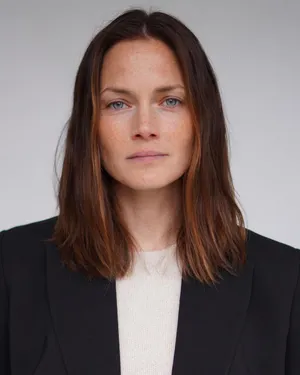 Glamorous Mini Anden Posing In The Studio Wallpaper