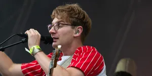 Glass Animals Singing Wallpaper