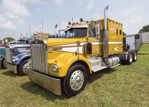 Gold Kenworth W900 Wallpaper