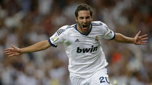 Gonzalo Higuain Real Madrid Vs. Afc Ajax Wallpaper