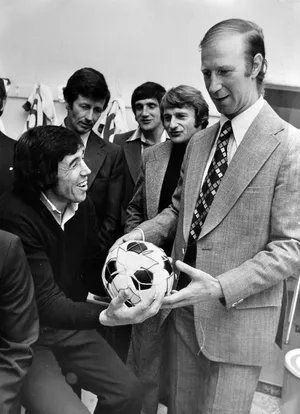 Gordon Banks With Fellow Footballers Wallpaper