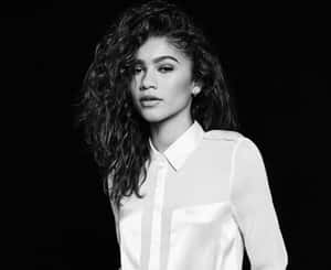 “gorgeous Zendaya Is Pose In Hd Photo” Wallpaper