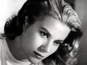 Grace Kelly - The Icon Of Classic Elegance Wallpaper