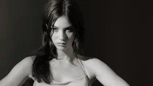 Gracie Abrams Black And White Wallpaper