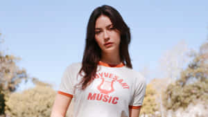 Gracie Abrams Casual Outdoor Portrait Wallpaper