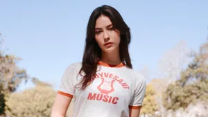 Gracie Abrams Casual Outdoor Portrait Wallpaper