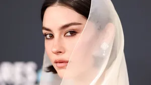 Gracie Abrams Close Up Portrait Wallpaper