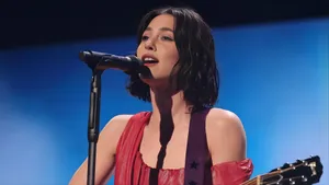 Gracie Abrams Live Performance Wallpaper