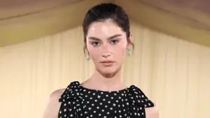 Gracie Abrams Polka Dot Dress Wallpaper