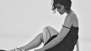 Gracie Abrams Reflective Moment Wallpaper