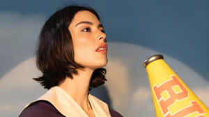 Gracie Abrams Stylish Portrait Wallpaper