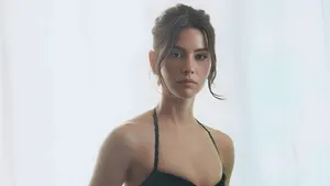 Gracie Abrams Stylish Portrait Wallpaper