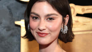 Gracie Abrams Stylish Portrait Wallpaper