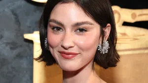 Gracie Abrams Stylish Portrait Wallpaper