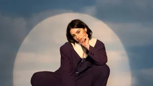 Gracie Abrams Stylish Portrait Wallpaper