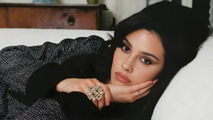 Gracie Abrams Stylish Portrait Wallpaper