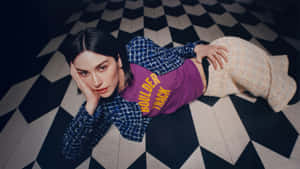 Gracie Abrams Stylish Pose Wallpaper