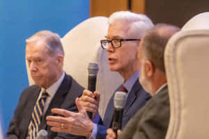 Gray Davis Delivering A Speech Wallpaper