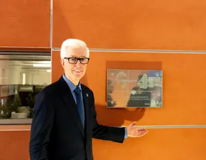 Gray Davis Presenting Plaque Wallpaper