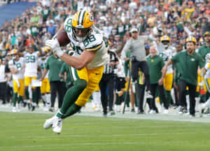 Green Bay Packers Catchin Action Wallpaper