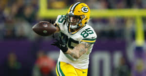 Green Bay Packers Player Catching Football Wallpaper