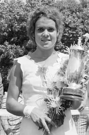 Greyscale Evonne Goolagong Cawley With Trophy Wallpaper