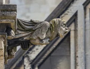 Grotesque Bruja Statue Wallpaper