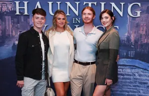 Group Photoat Hauntingin Venice Event Wallpaper