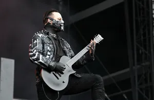 Guitaristin Futuristic Mask Performing Live Wallpaper