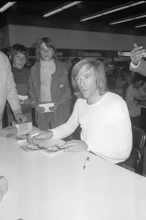 Gunter Netzer Autograph Session Vintage Wallpaper