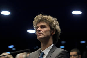 Gustavo Kuerten Looking Stylish In Blazer And Tie Wallpaper