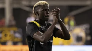 Gyasi Zardes Applauds During Game Wallpaper