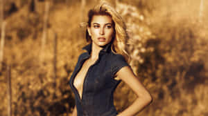 Hailey Baldwin Denim Glamour Wallpaper