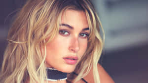 Hailey Baldwin Intense Gaze Wallpaper