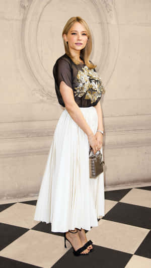 Haley Bennett Elegant Fashion Wallpaper