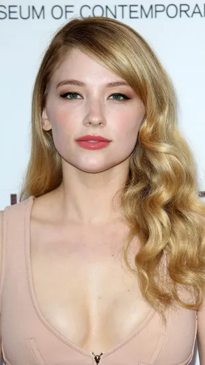 Haley Bennett Glamorous Red Carpet Look Wallpaper