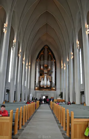 Hallgrimsirkja Minimalist Interior Wallpaper