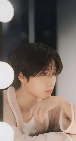 Han Stray Kids Reflective Moment Wallpaper