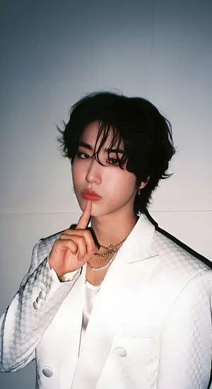 Han Stray Kids Stylish Portrait Wallpaper