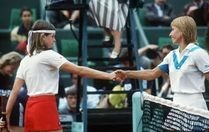 Hana Mandlikova Shaking Hands With Opponent Wallpaper