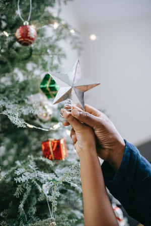 Hang A Christmas Star For A Festive Holiday Atmosphere! Wallpaper