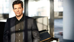 Harry Connick Jr. In An Artistic Performance Pose Wallpaper