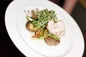 Hearty Steak Dinner Served With Arugula And Potatoes Wallpaper