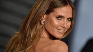 Heidi Klum Looking Back Wallpaper