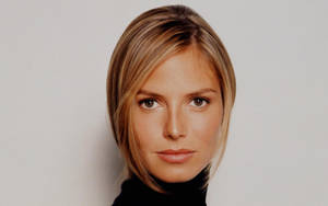 Heidi Klum's Simple Look Wallpaper