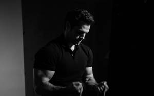 Henry Cavill Dramatic Bw Proshot Wallpaper