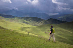 Hiking In Osh City Wallpaper