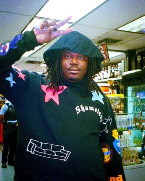 Hip Hop Artistin Convenience Store Wallpaper