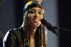 Hippie Alicia Keys Performing Wallpaper