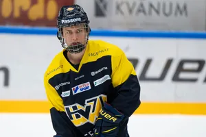 Hockey Player In Yellow And Black Uniform Wallpaper